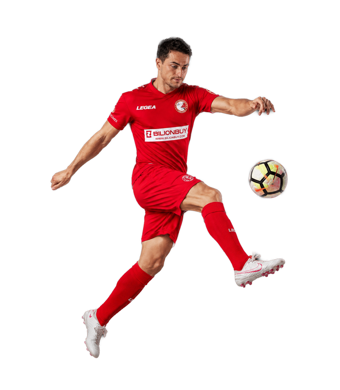 Futbalista Kamil Karas v červenom drese Stará Ľubovňa Redfox FC spracúva loptu vo vzduchu